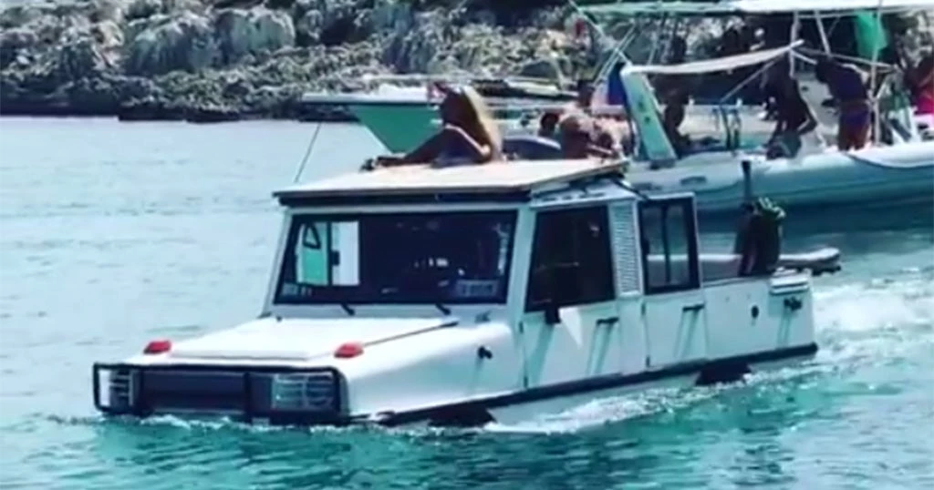 «Αμφίβιο» τζιπ αλωνίζει στην Αντίπαρο μέσα στη θάλασσα  (βίντεο)